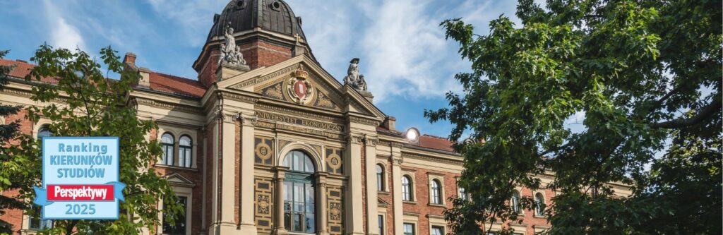 W tle budynek Uczelni, na prawo drzewo, po lewej napis Ranking kierunków Studiów Perspektywy