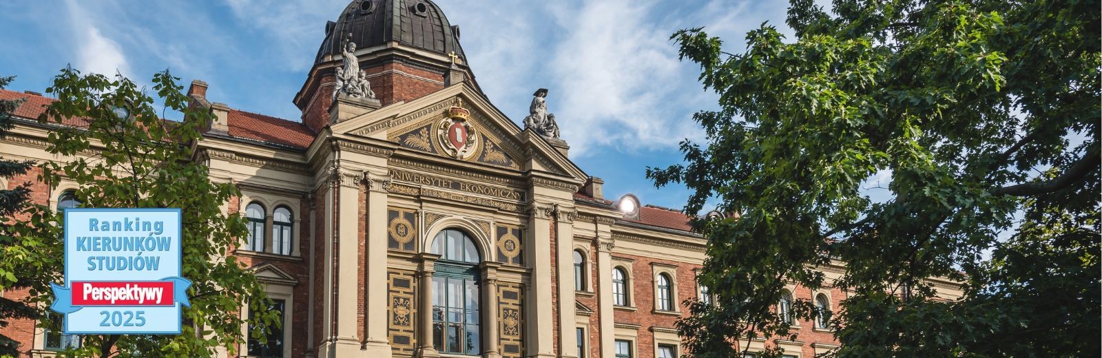 W tle budynek Uczelni, na prawo drzewo, po lewej napis Ranking kierunków Studiów Perspektywy